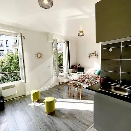 Charming Bright Sunny Near Canal St Martin Appartement Parijs
